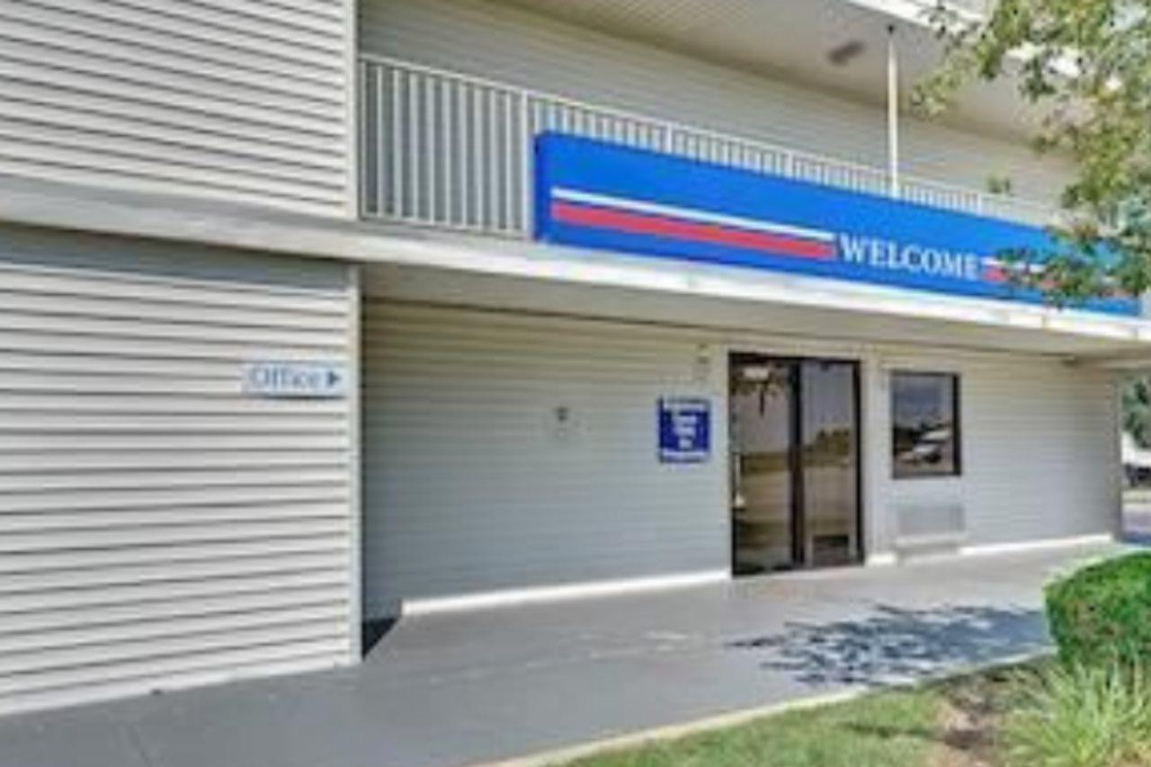 Motel 6 Chicago Southwest - Aurora Exterior photo