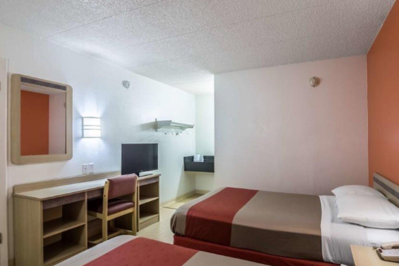 Motel 6 Chicago Southwest - Aurora Exterior photo