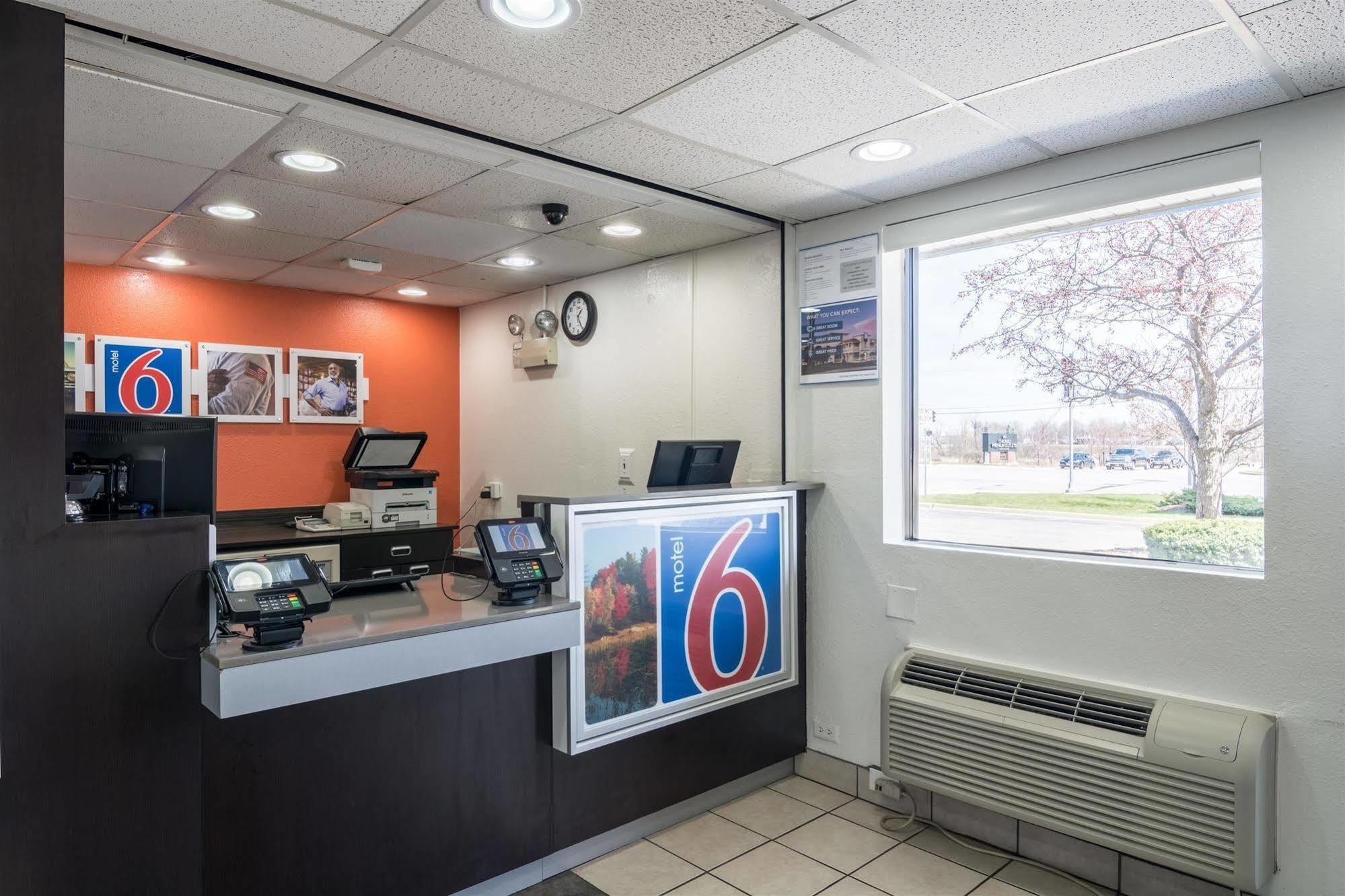 Motel 6 Chicago Southwest - Aurora Exterior photo