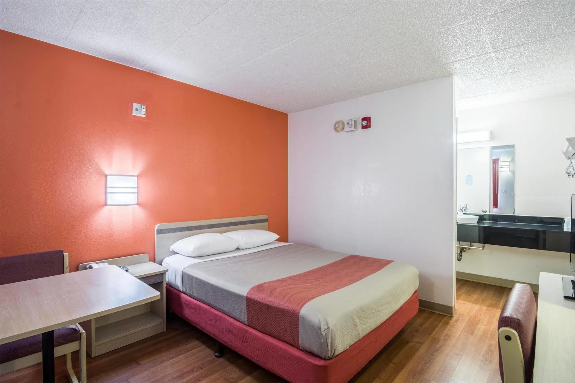 Motel 6 Chicago Southwest - Aurora Exterior photo