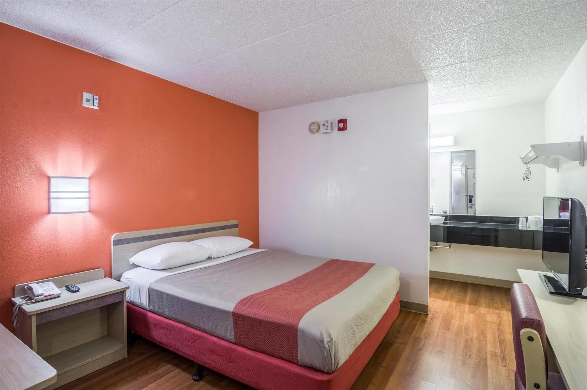 Motel 6 Chicago Southwest - Aurora Exterior photo